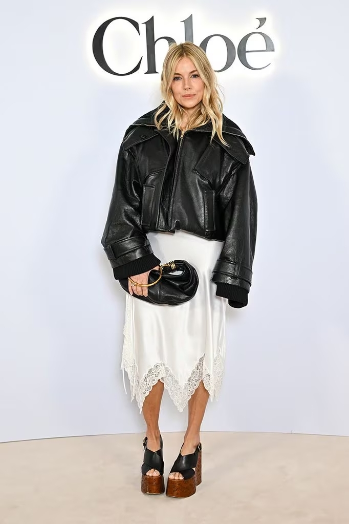 b2da9bbb1335-sienna-miller-chaqueta-cuero-falda-satinada-a