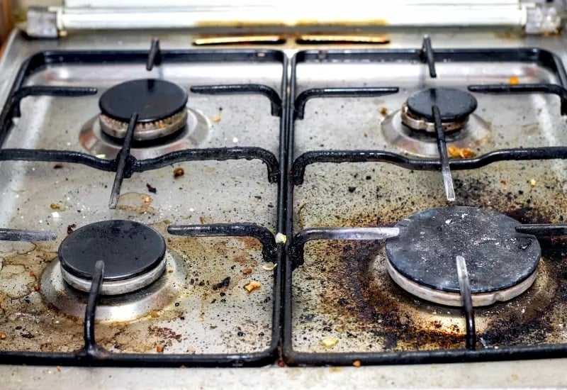 Como-limpiar-facilmente-las-hornillas-quemadas-de-la-cocina-2