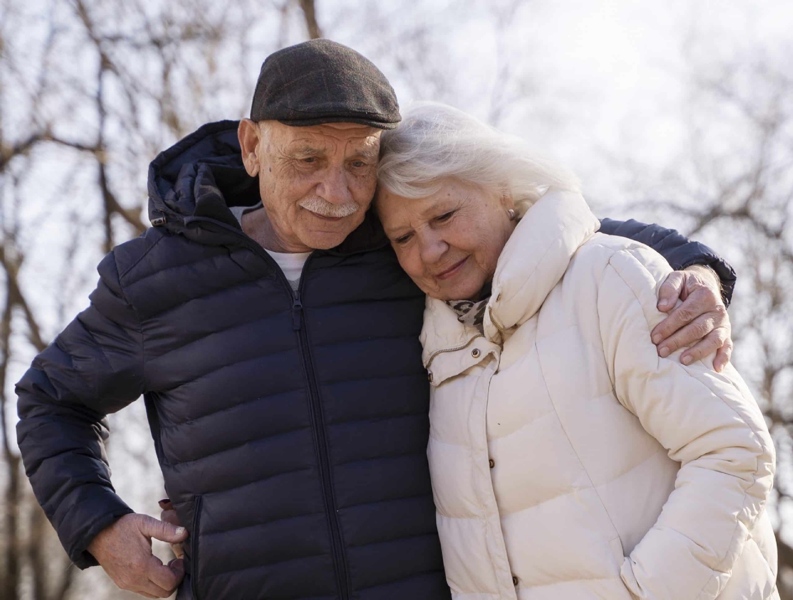 pareja-senior-tiro-medio-caminando-juntos-scaled