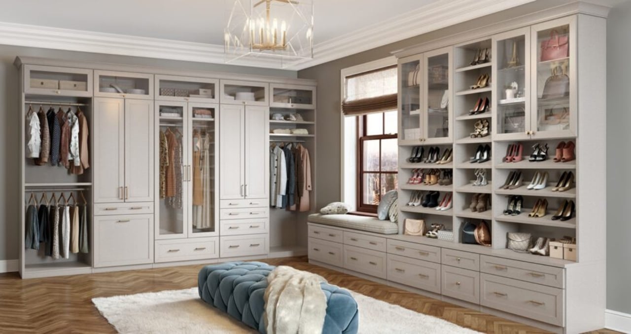 vestidor-con-gabinetes-personalizados-para-almacenamiento-de-zapatos-banco-central-armarios-con-acabado-de-veta-de-madera-clara-california-closets-960x508(1)