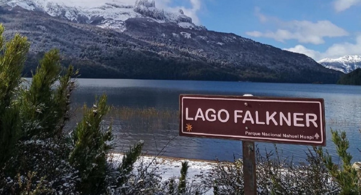 lago falkner con cartel