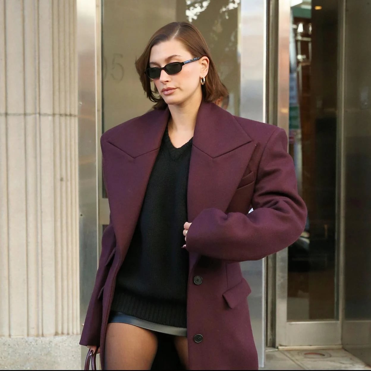 hailey-bieber-look-hombreras-k75H-U210827262493fHB-1248x1248MujerHoy