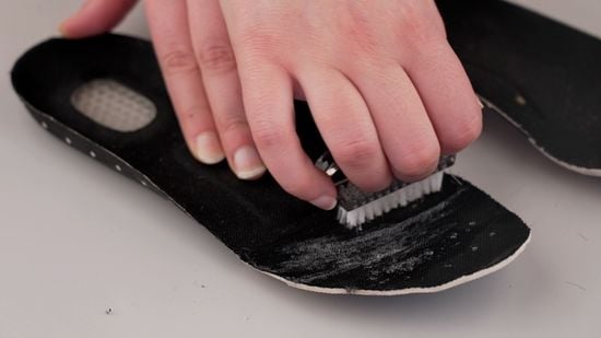 550px-nowatermark-Clean-Shoe-Insoles-Step-4-Version-2