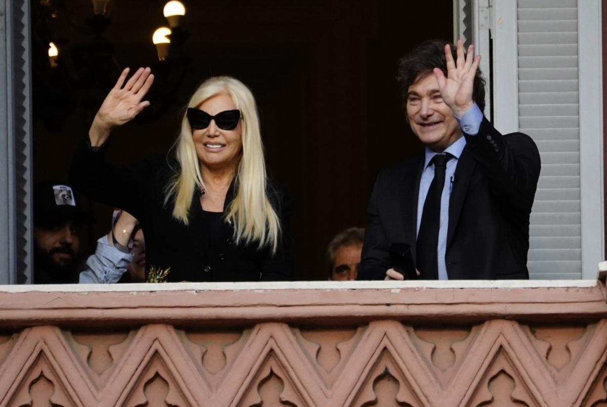 tras-grabar-la-entrevista-susana-gimenez-javier-milei-saludaron-desde-balcon-casa-rosada-1053226-185409