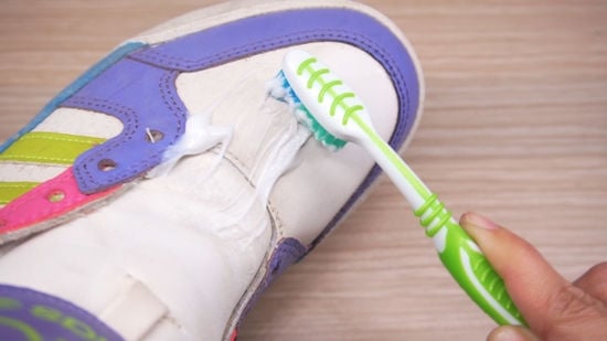 550px-nowatermark-Clean-Shoes-with-Toothpaste-Step-5