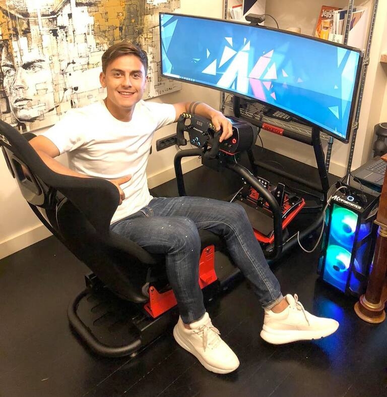 paulo-dybala-en-su-simulador-de-autos-de-FAAVYEZWYZDJLMBO74OEVIBOYY