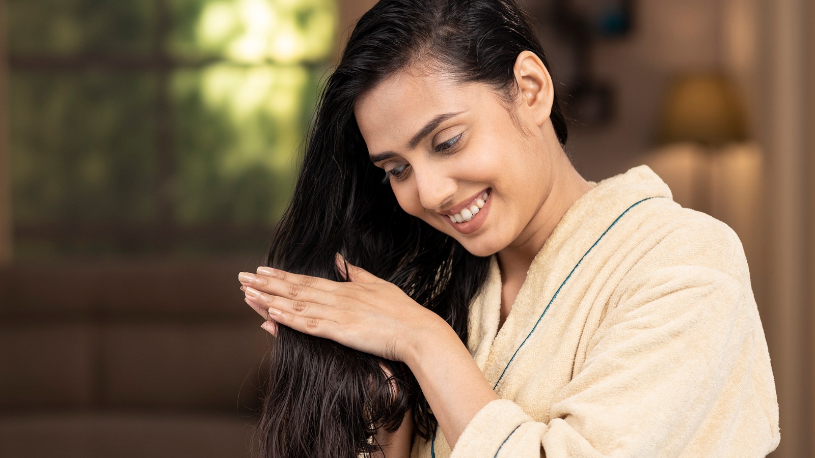 como_aplicar_aceite_de_aguacate_en_el_cabello (1)