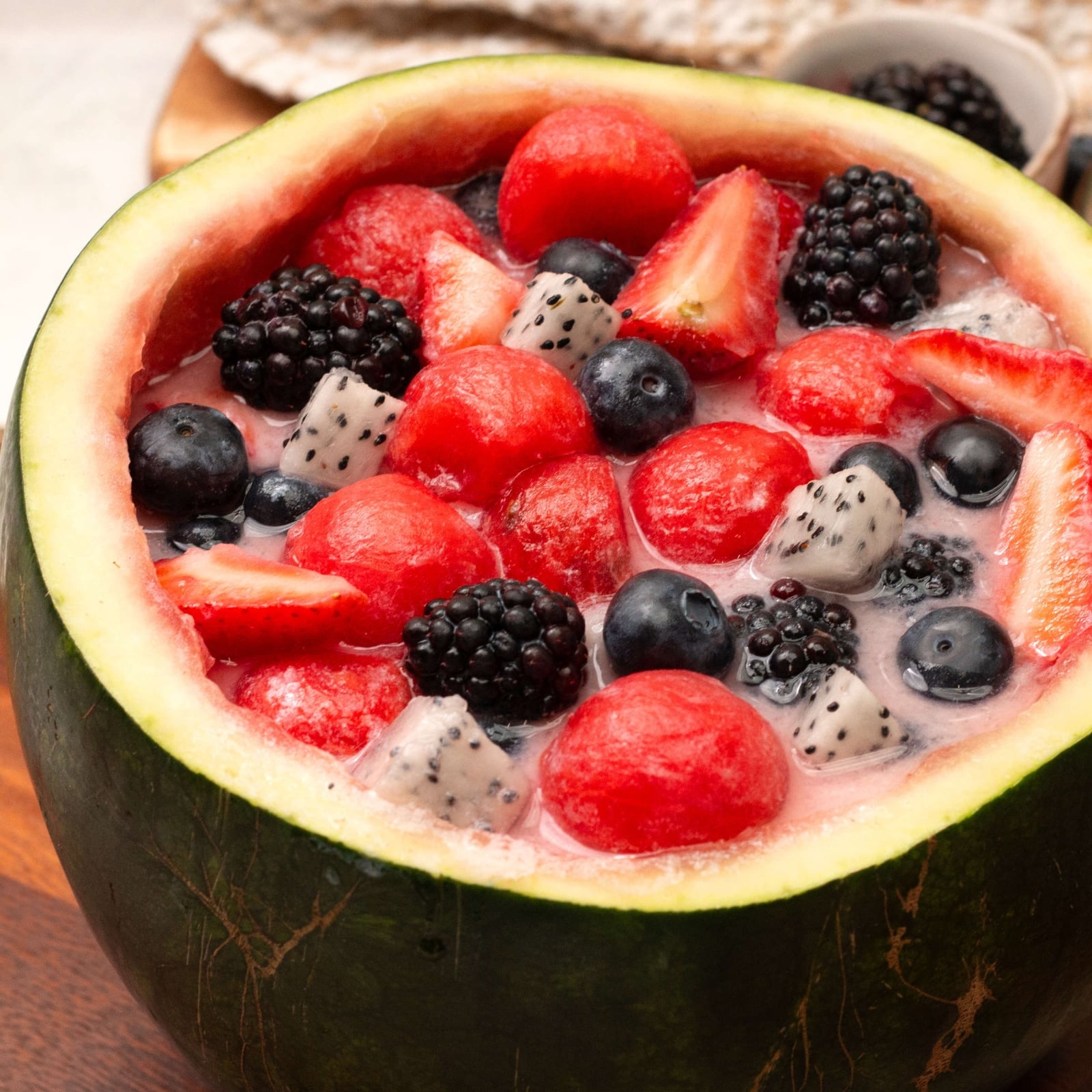 35219621-blick-auf-eine-mit-hwachae-koreanischem-wassermelonen-punsch-gefuellte-wassermelone-mit-obst-erdbeermilch-wackelpudding-und-limonade-2nJ7v4h0Boec