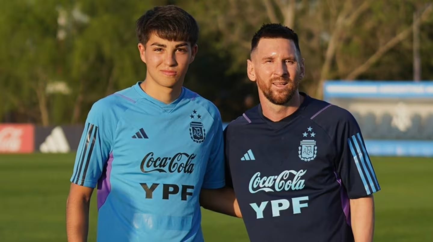 valentino-acuna-con-lionel-messi-foto-twitter-newells-QG6RKHCLQFCMRKALOOA7NJ3FVA