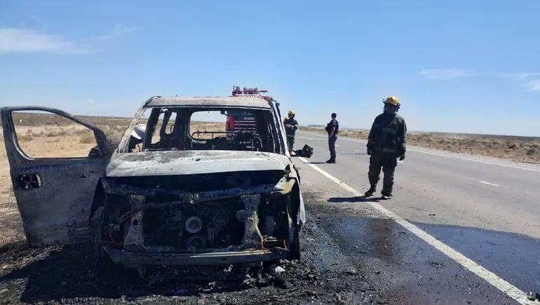 se-incendio-una-camioneta-ruta-petrolerajpg