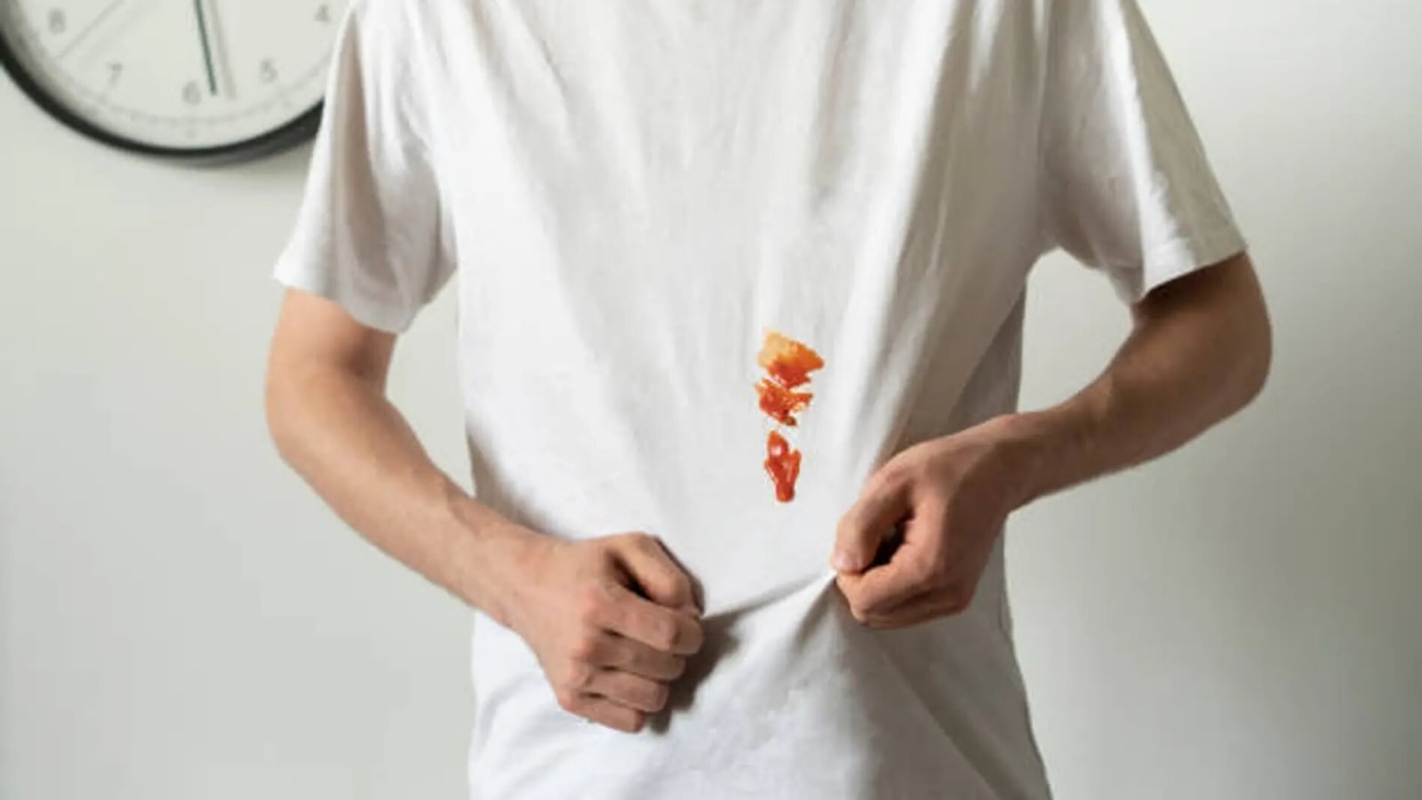 camiseta-blanca-manchada-salsa-tomate_98