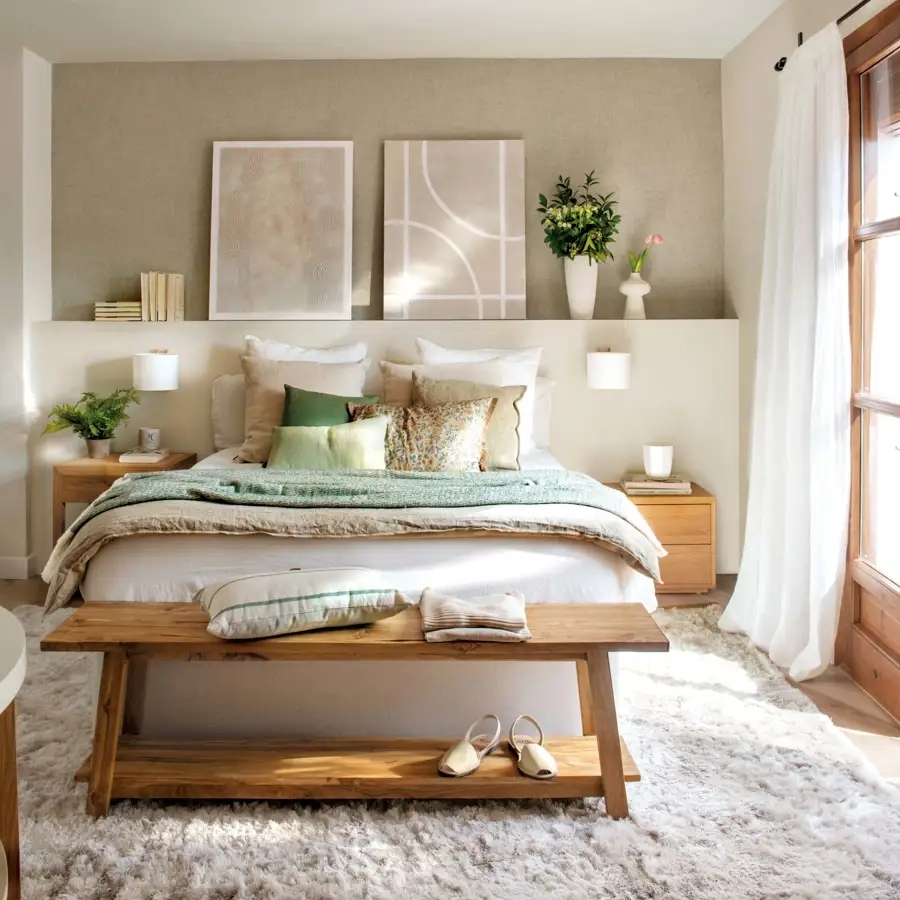 dormitorio-pequeno-con-cabecero-de-obra-banco-a-los-pies-y-cuadros_284b3255_00578959_241220115937_900x900