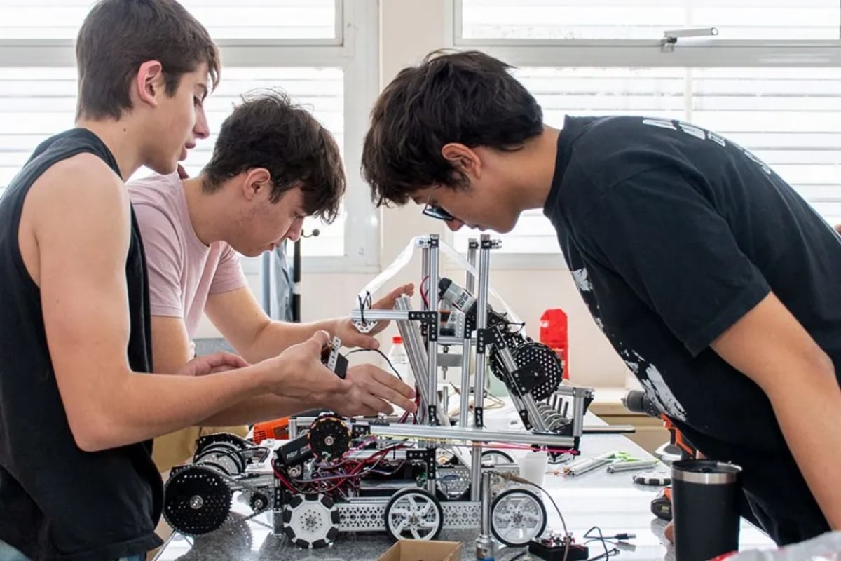 Alumnos del EPEN N° 20 preparan los robots
