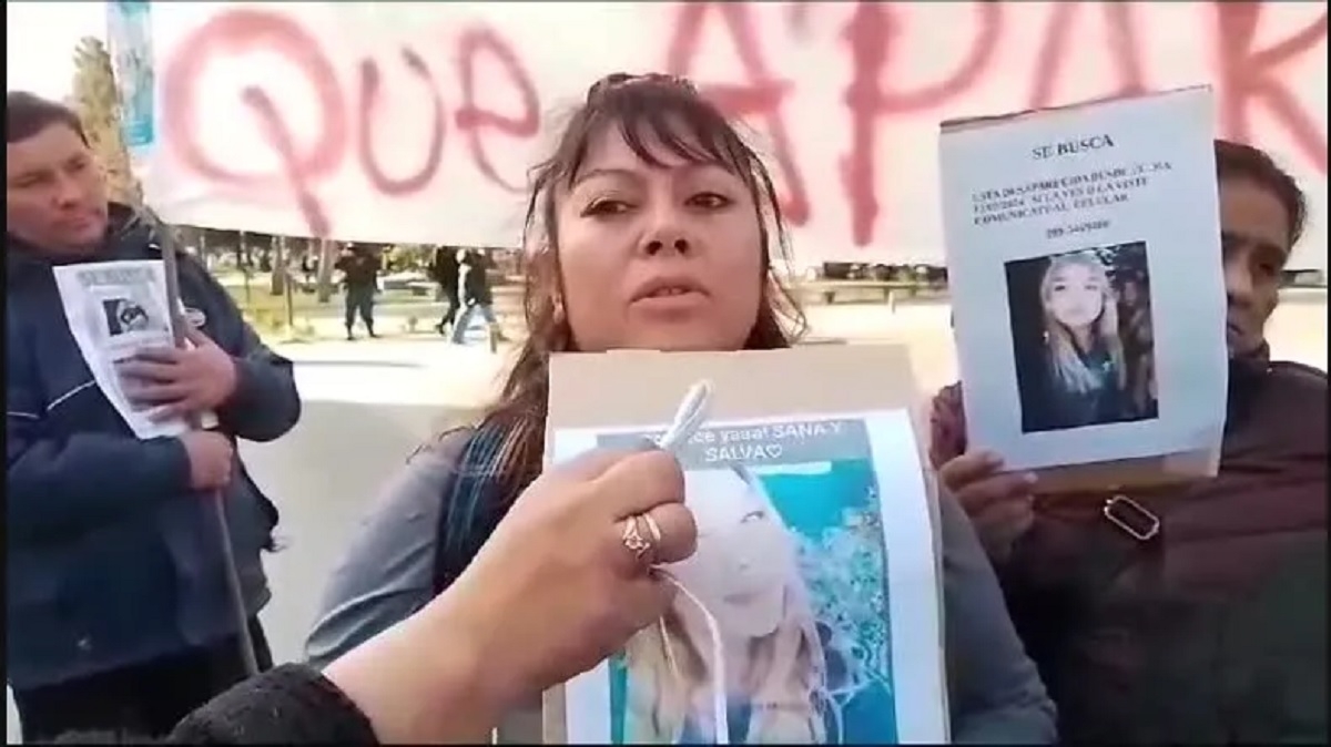 lila con cartel en marcha