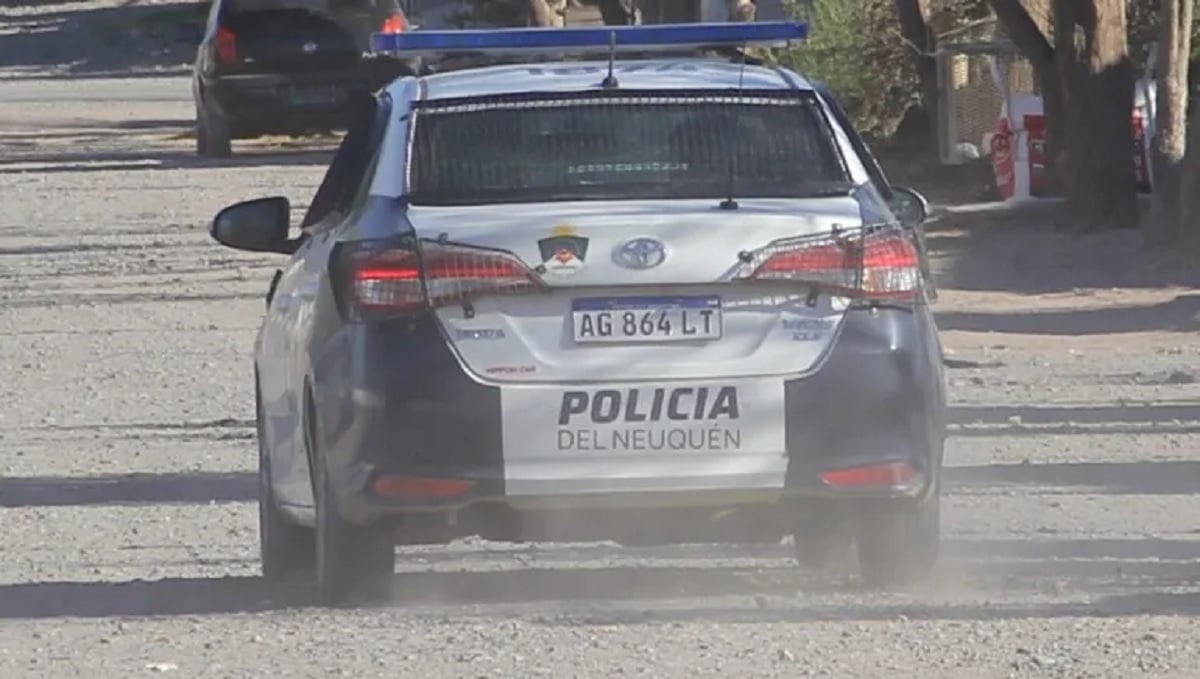 movil policial en centenario
