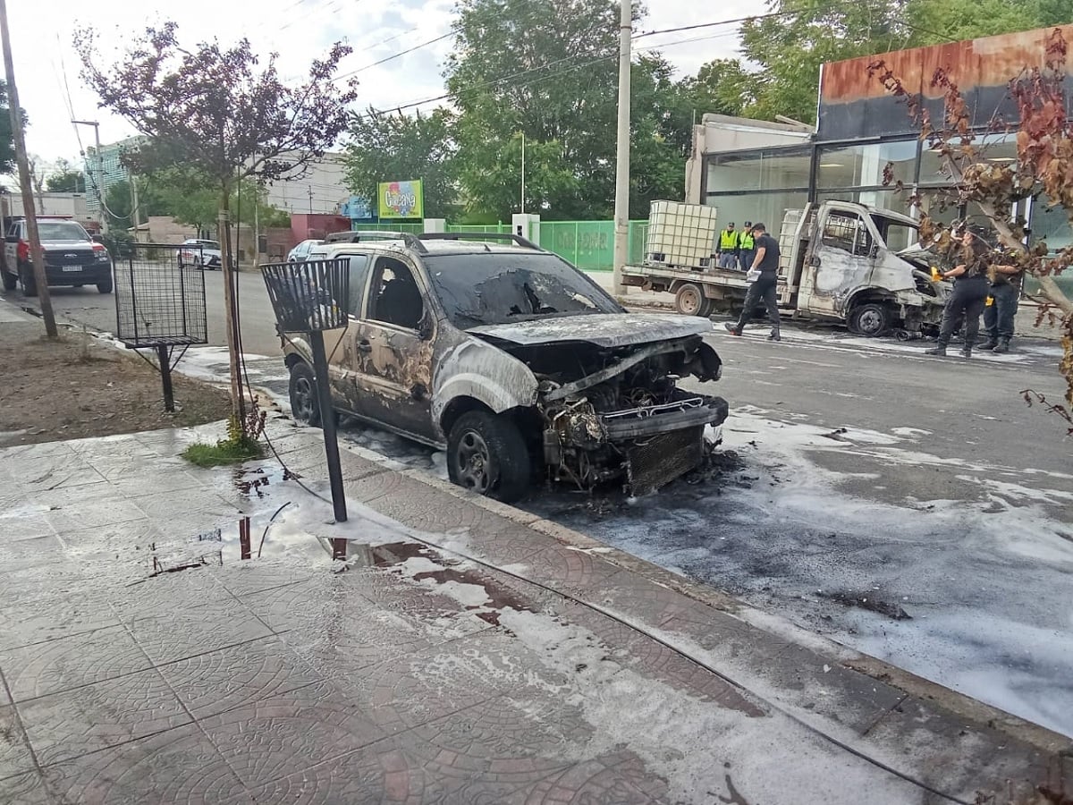 tres vehiculos incendiados