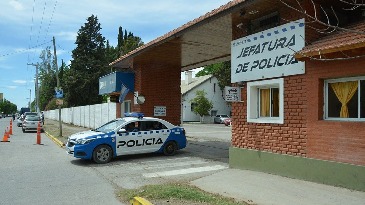 jefatura de policia con patrullero