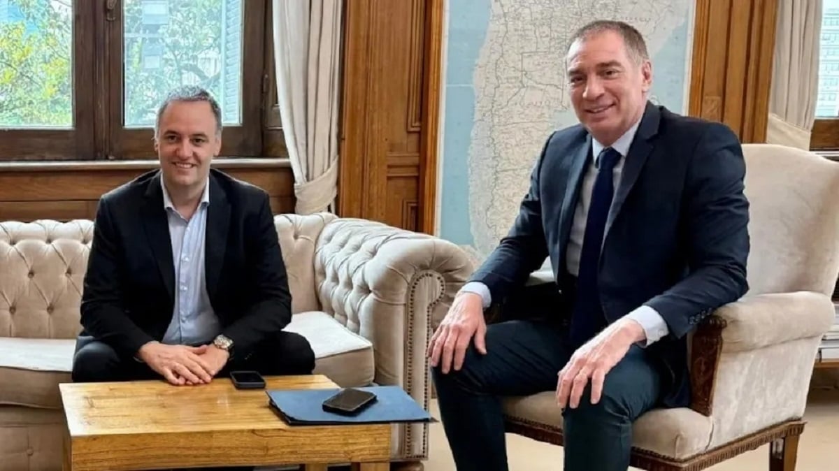 Manuel Adorni y Diego Santilli