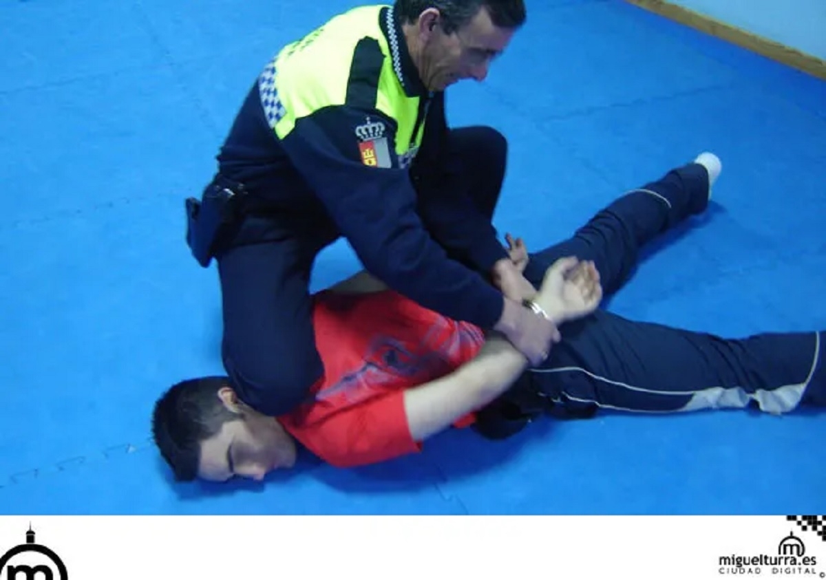 rodilla policial sobre la espalda