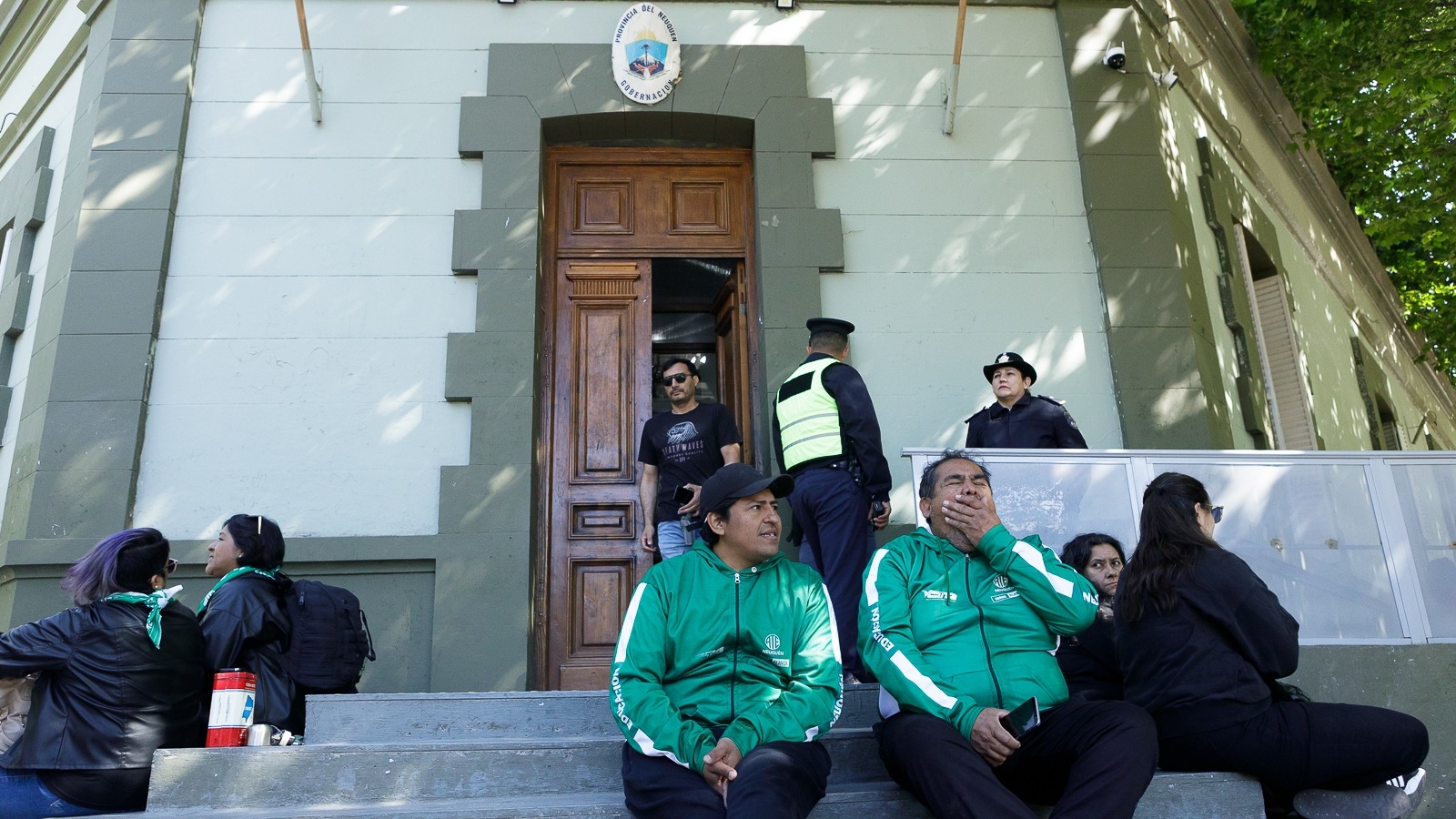 manifestantes de ate frente a casa de gobierno