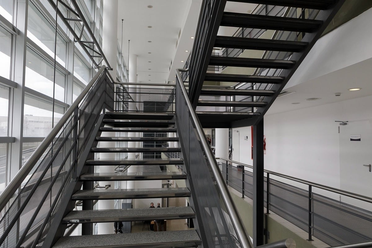 escaleras interior ciudad judicial