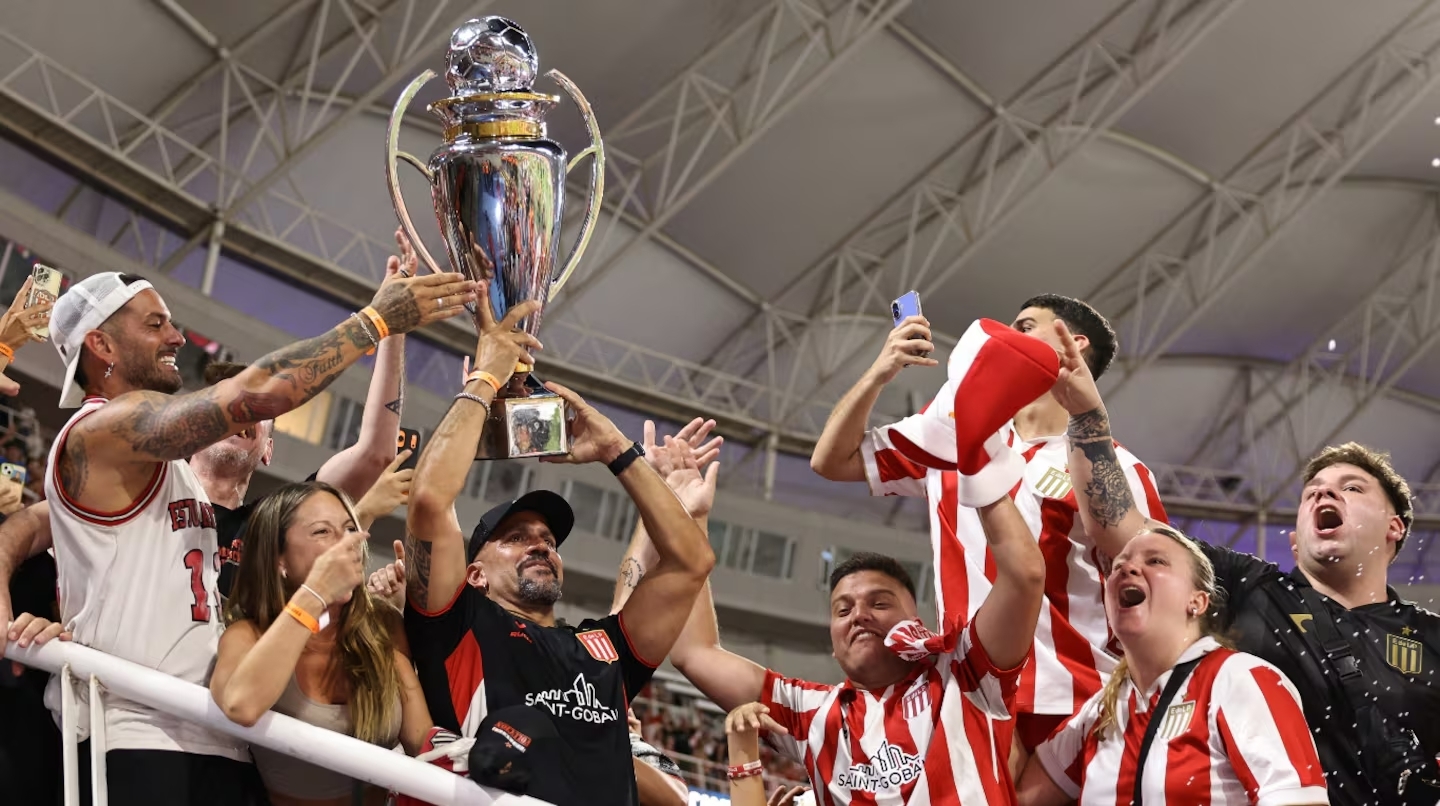 veron-levanto-el-trofeo-en-santiago-del-estero-foto-ap-AZBSIBRVSVET5HEEJSSSNZ5JTQ