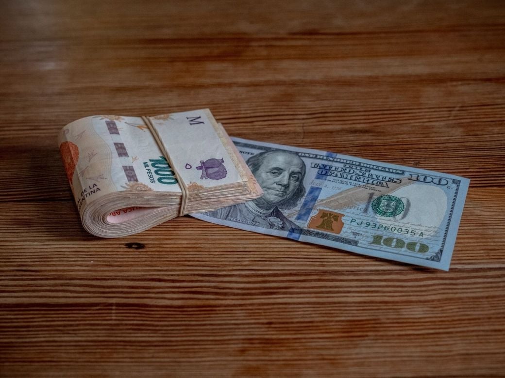 BC-el-peso-argentino-registra-el-peor-mes-desde-la-devaluacion-de-milei-en-2023-X5