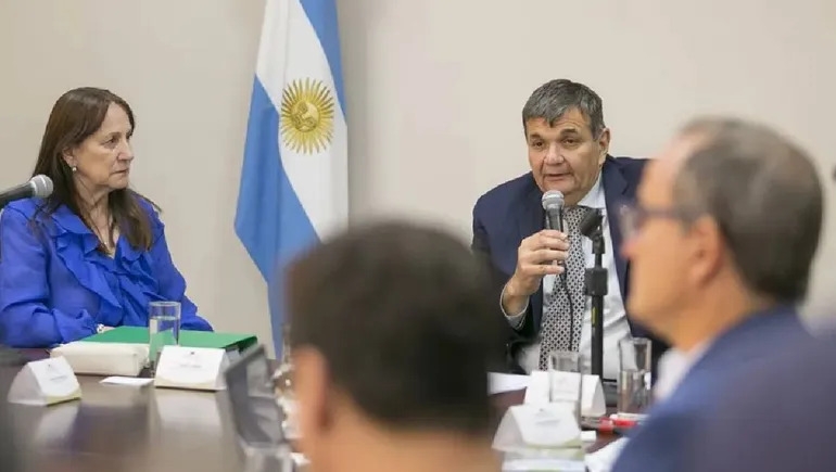 koenig-presentando-el-presupuesto-2026