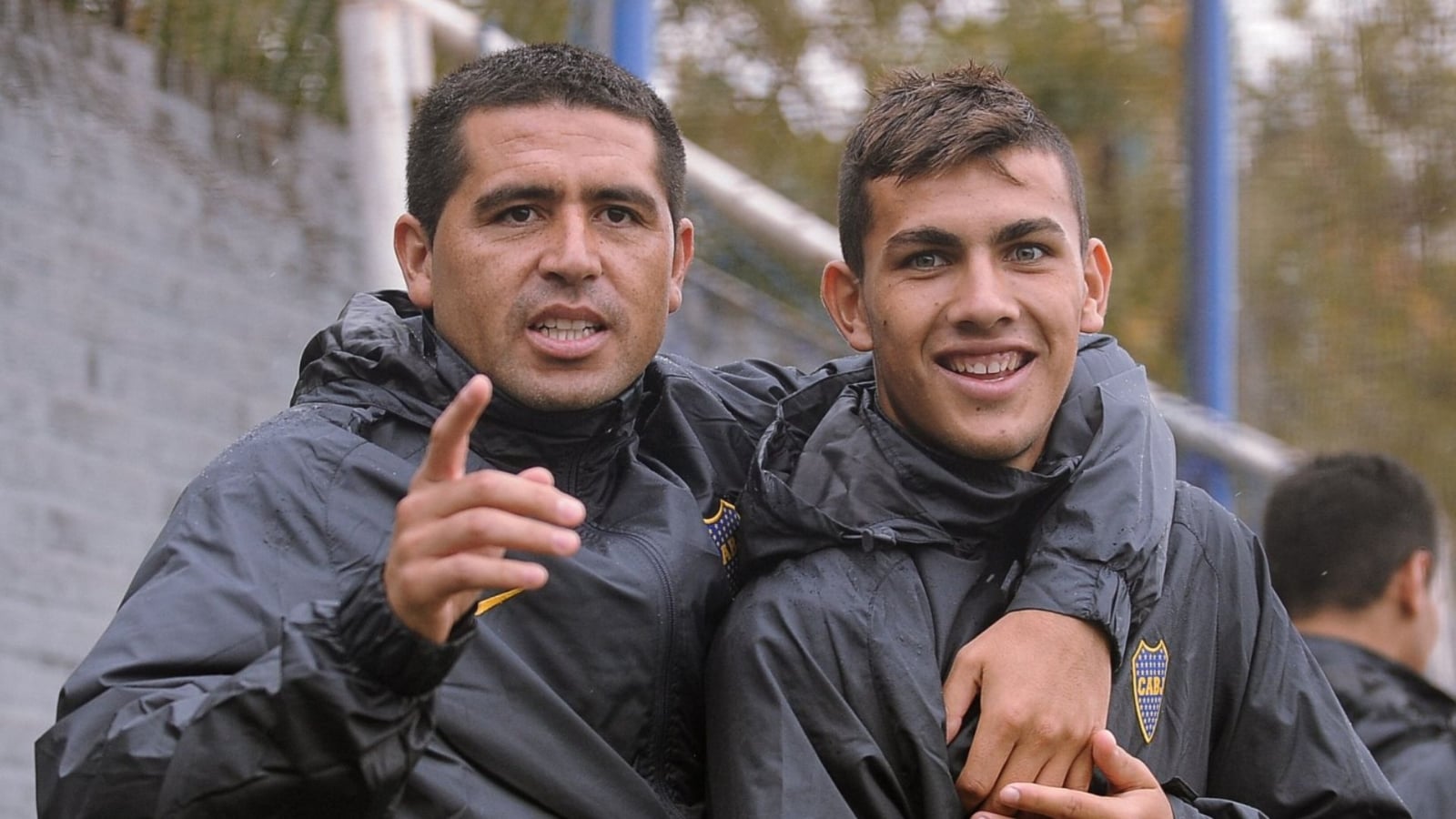 leandro-paredes-y-juan-roman-riquelme-cuando-compartieron-equipo-en-boca-1724278840