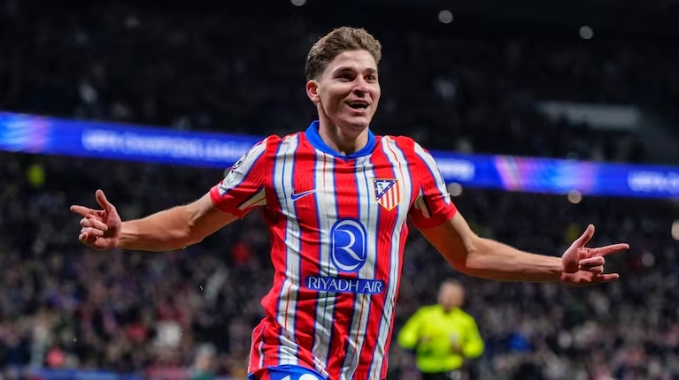 julian-alvarez-y-un-doblete-para-la-victoria-del-atletico-de-madrid-foto-ap-YTOZSBZINJDJRJU4BNDTMEHW