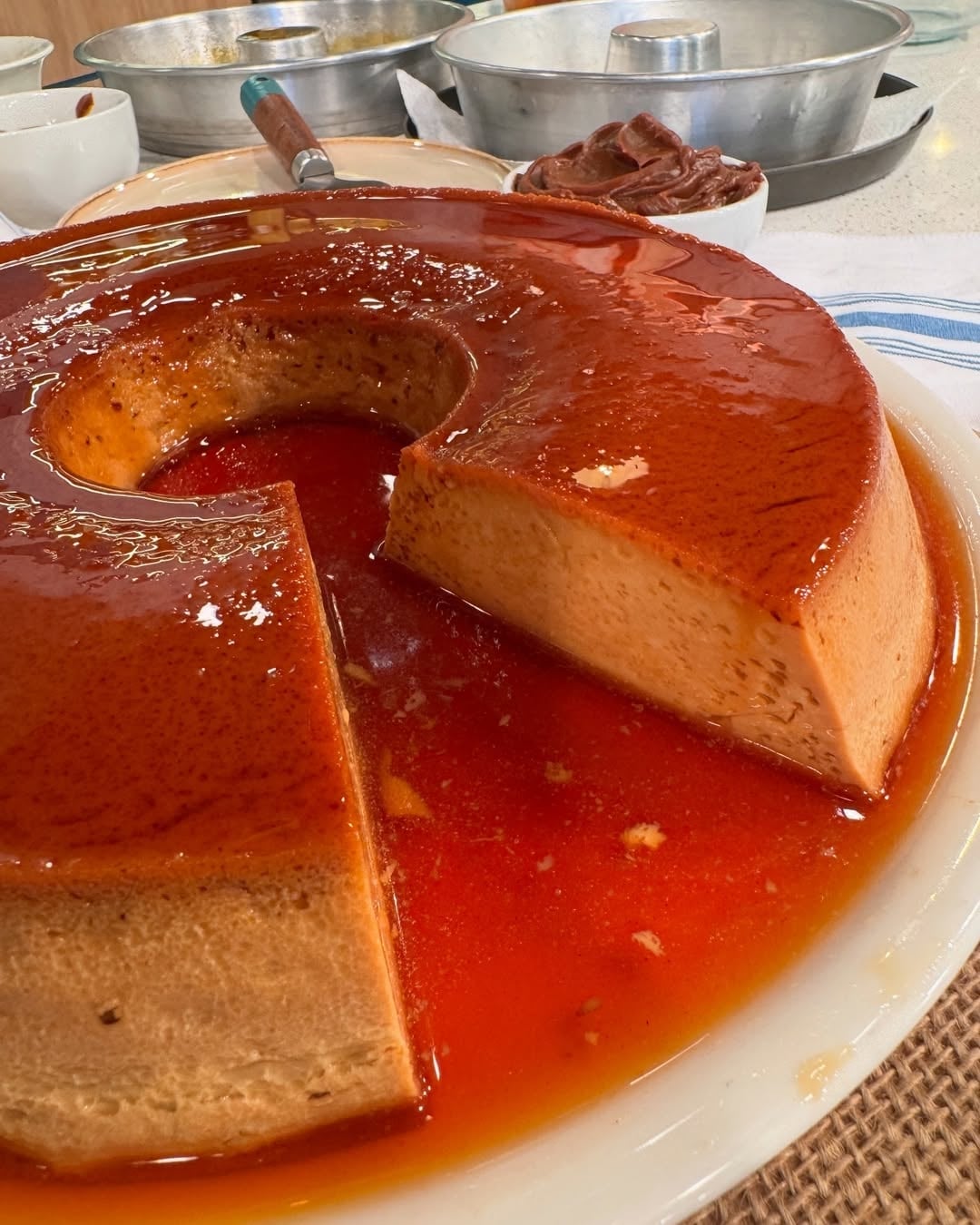 Flan dulce de leche Ingredientes Huevos 4Yemas 5 (cuántas más yemas agregas más cremoso quedará )Leche 1 litro Dulce de leche 350-400 grs Azúcar 130 grsCaramelo Azúcar 300grProcedimiento Colocamos azúcar en una sartén y