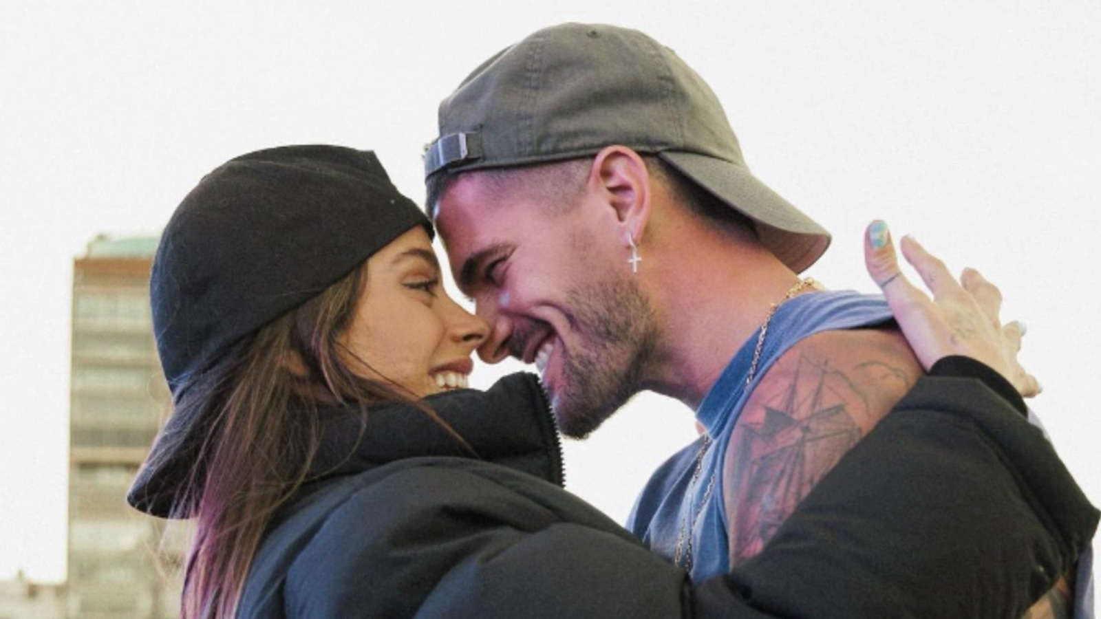 AnyConv.com__221221165824-argentina-reencuentro-rodrigo-de-paul-novia-tini-stoessel-deportes-cnn-00002507-full-169