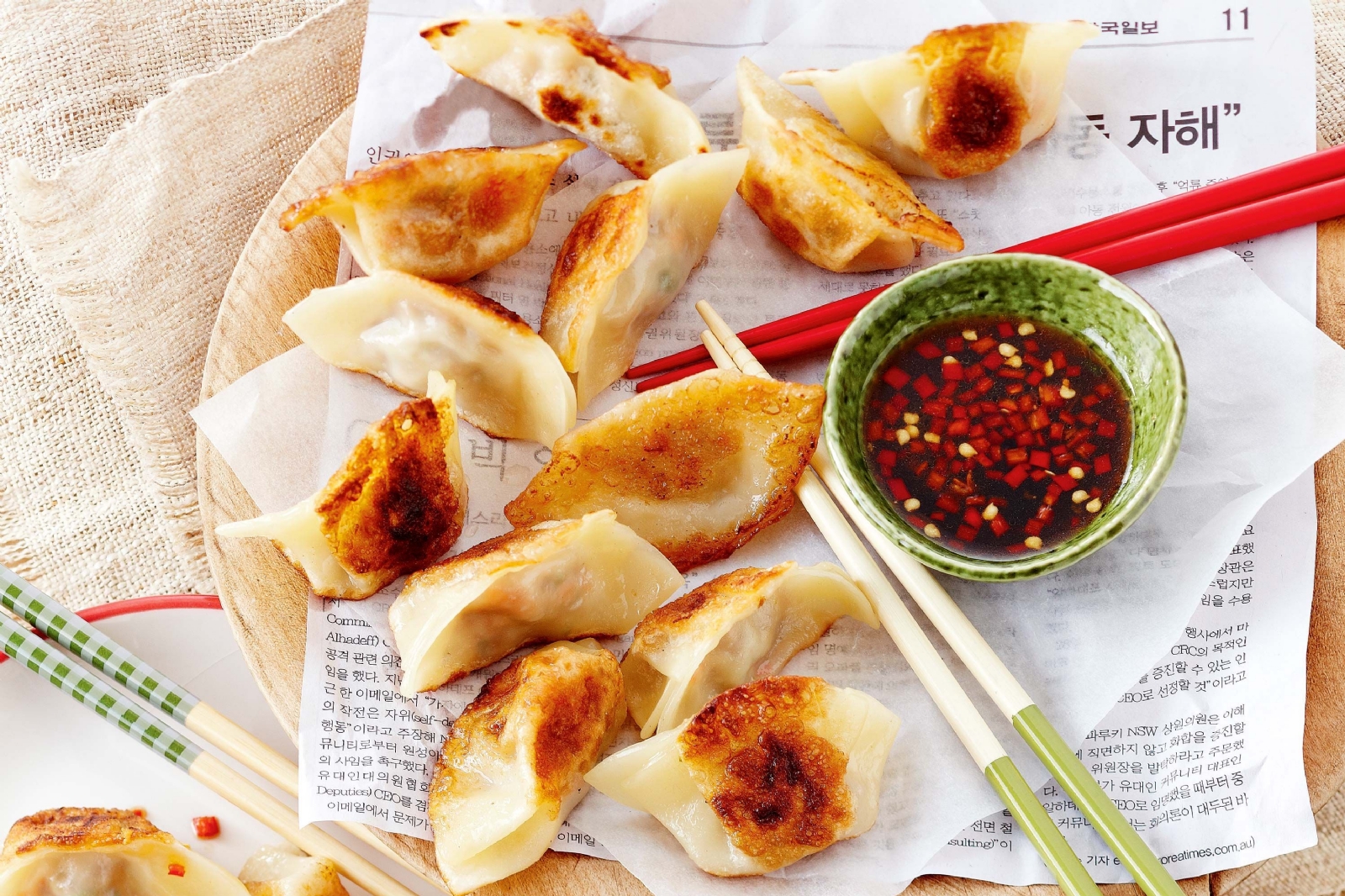 fried-beef-and-vegetable-dumplings-mandu-100880-1