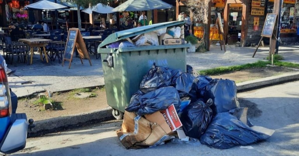 basura acumulada en Villa La Angostura Fuente (X)