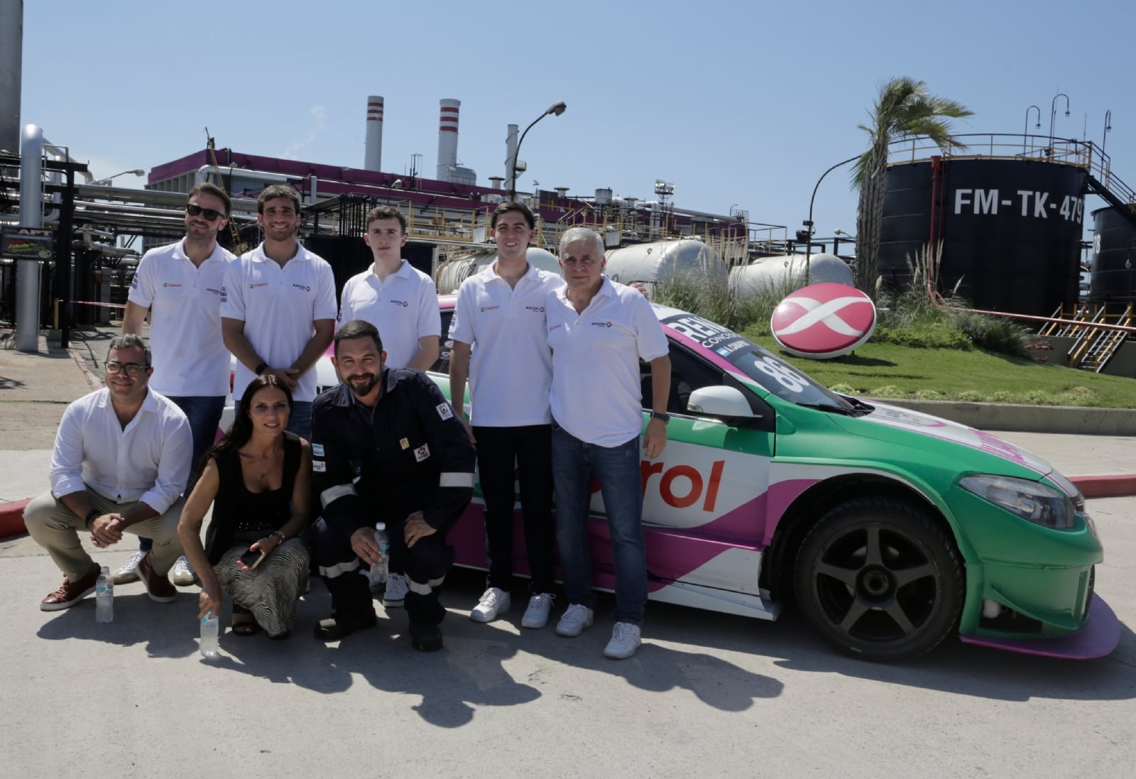 Equipo AXION energy Sport Team, Nicolás Gatto gerente de Marketing Castrol, Cecilia Panetta gerente ejecutiva de Marketing AXION energy y Diego Mouriño, director operaciones DWS Refinería AXION (1)
