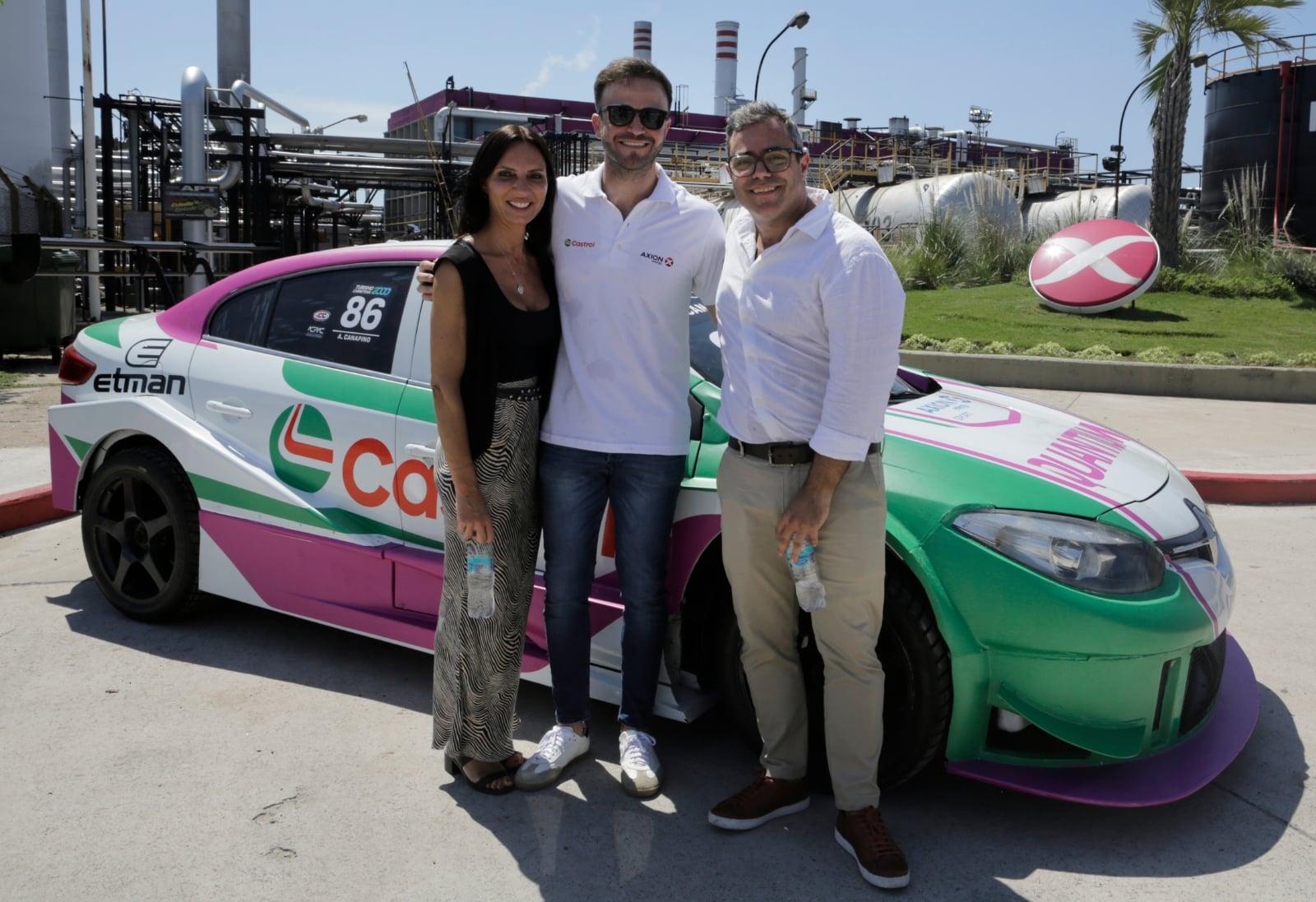 Agustin Canapino, piloto AXION energy Spot Team, Nicolás Gatto gerente de Marketing Castrol y Cecilia Panetta, gerente ejecutiva Marketing AXION energy (2) (1)