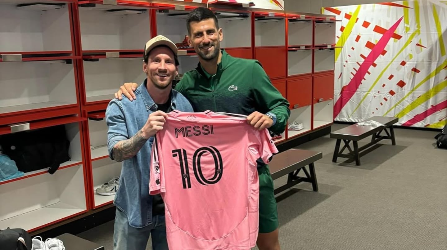messi-visito-a-djokovic-en-el-vestuario-despues-de-su-clasificacion-a-la-final-del-miami-open-foto-igdjokernole-SYKW2DKHHVDSDMSWXELKKT7ERU