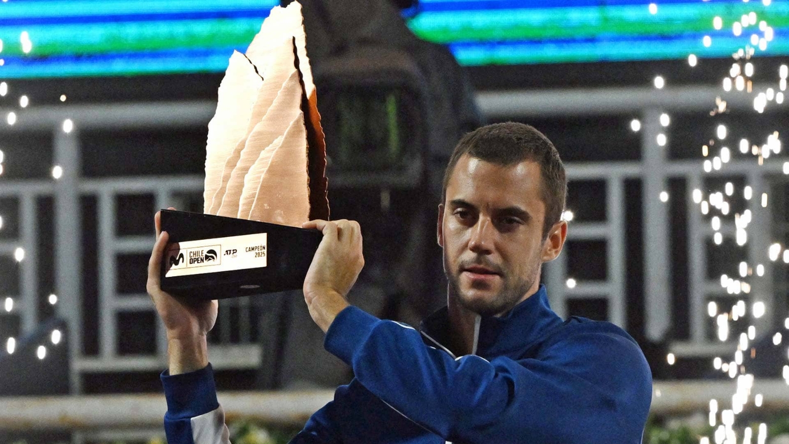 djere-santiago-2025-trophy