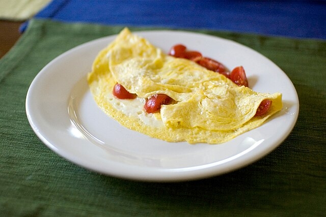 Omelette_with_butter_and_tomatoes