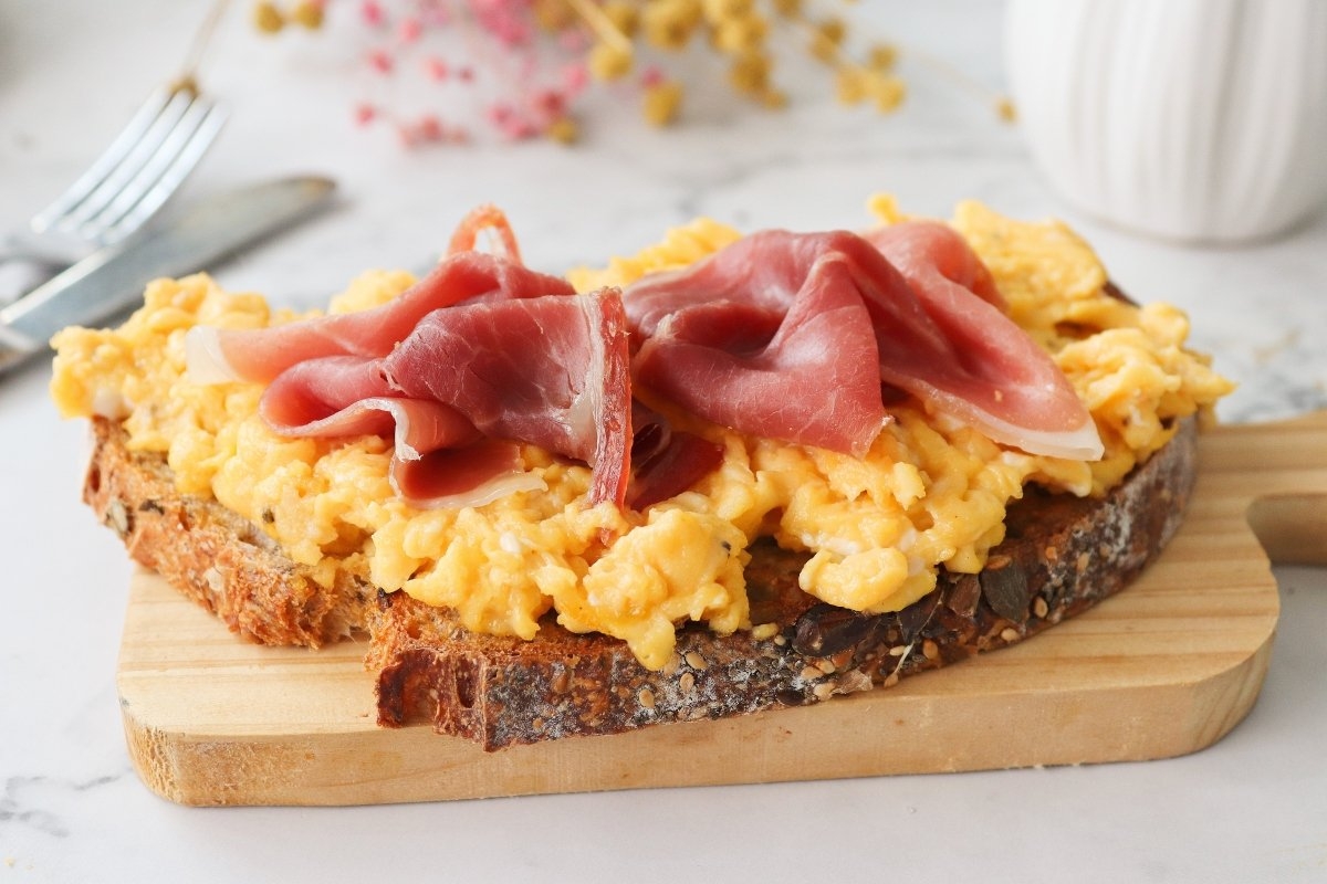 tostada-de-huevos-revueltos-con-jamon-casera