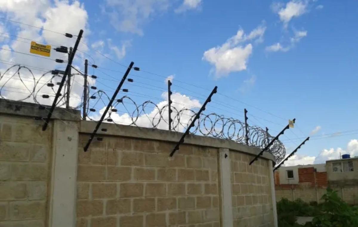 Muro electrificado Fuente (X)