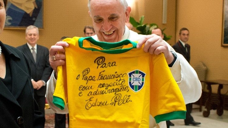 el-adios-a-pele-el-rey-del-futbol-que-hablo-con-tres-papas-9DDn
