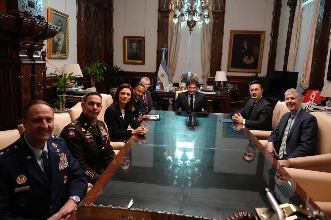 El Presidente Javier Milei recibió en Casa Rosada al Comandante del Comando Sur de los Estados Unidos, Almirante Alvin Holsey, junto a su comitiva. Participó también de la reunión el Ministro de Defensa, Luis Petr
