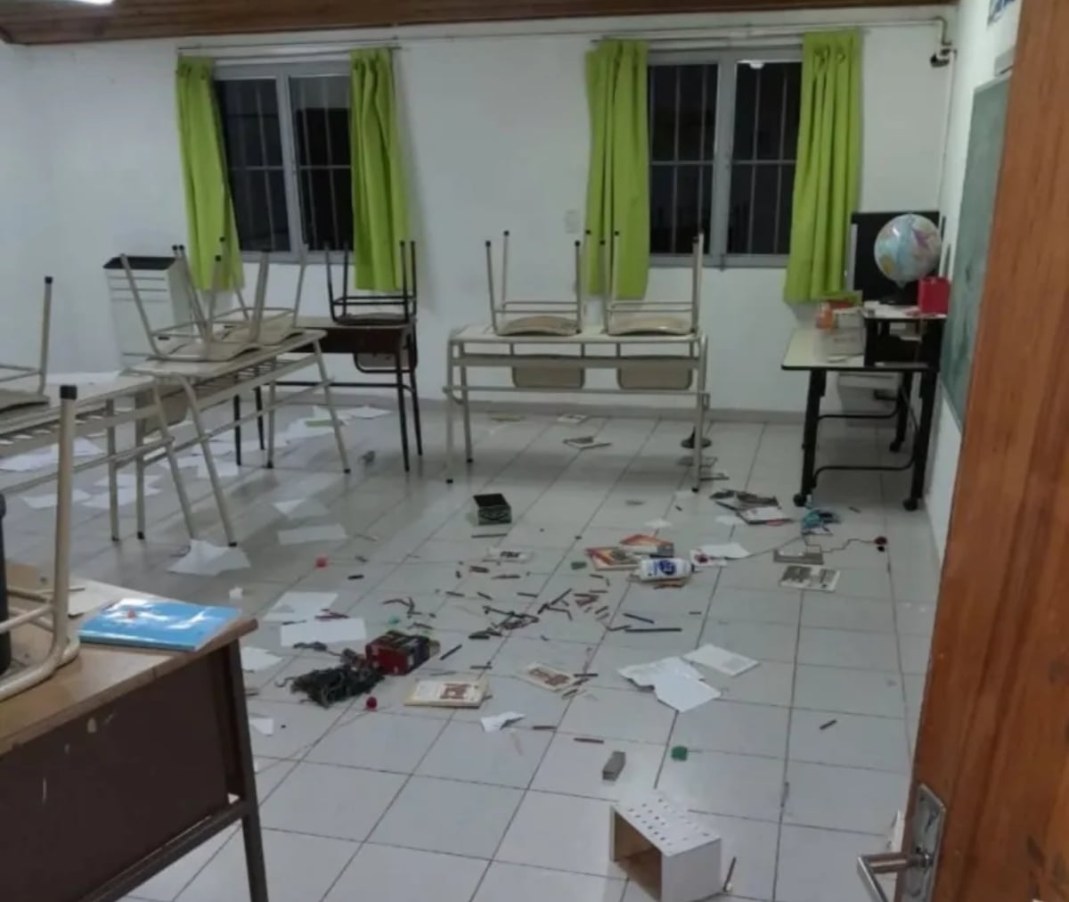 Destrozos en la Escuela 146 Fuente (La Montaña)