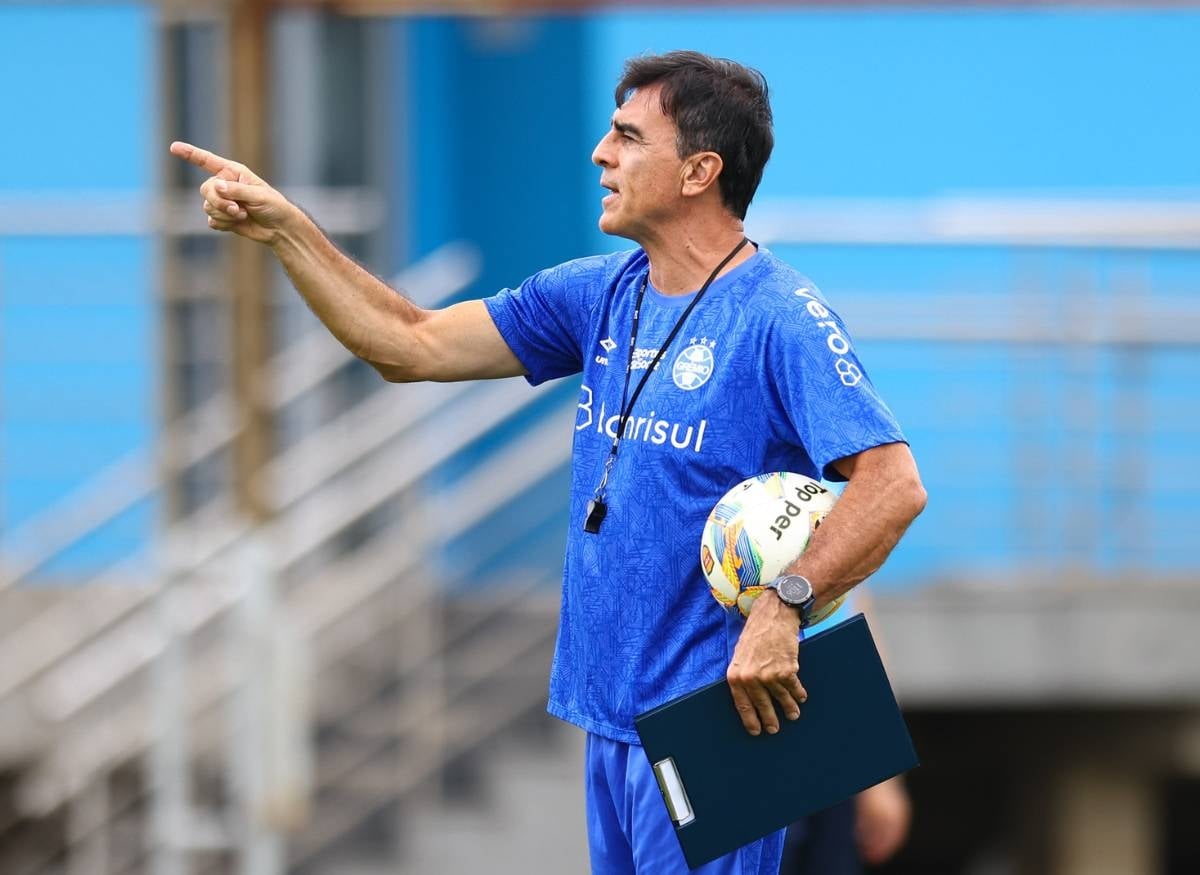 tecnico-gustavo-quinteros-treino-gremio-2025