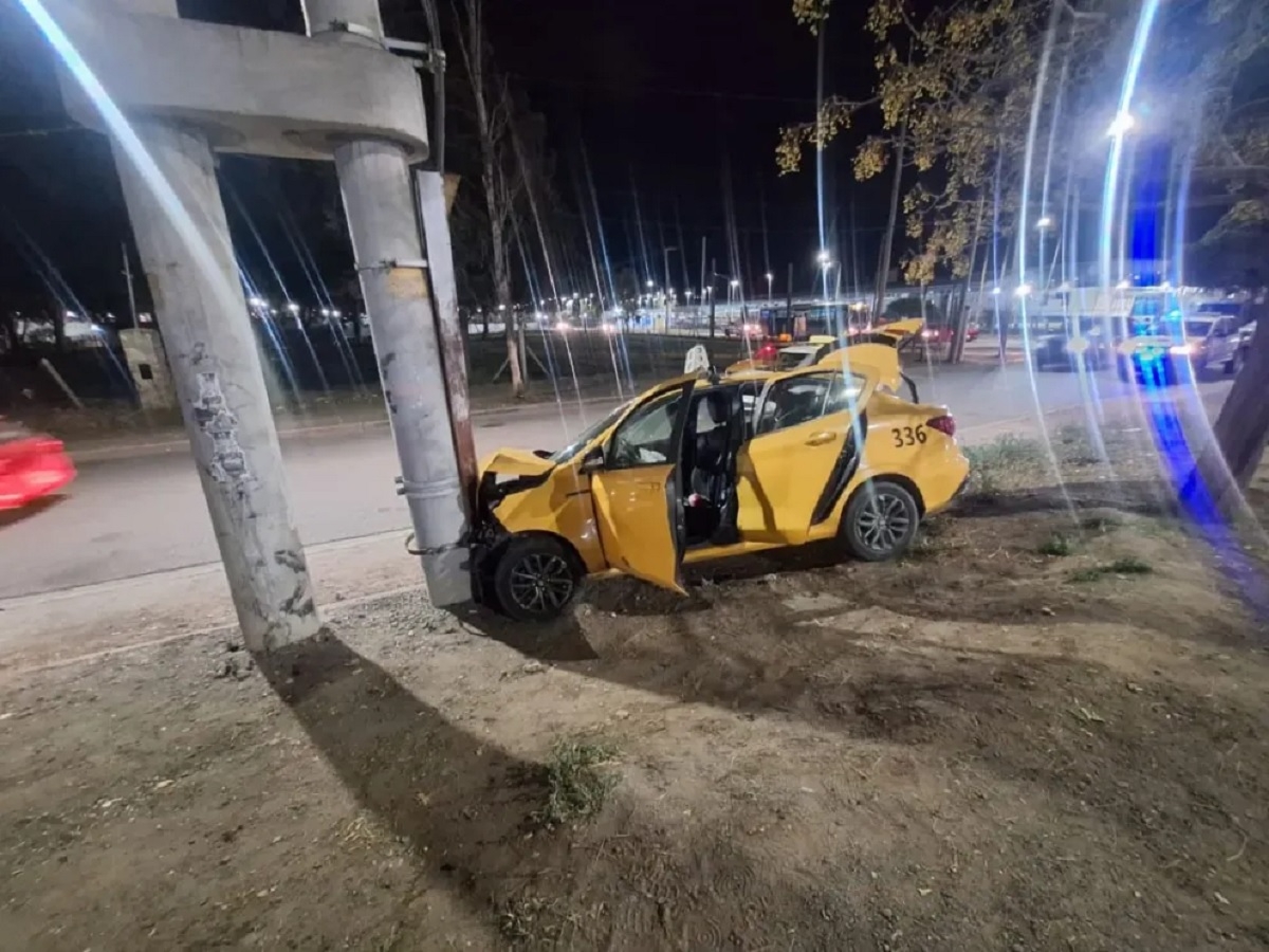 taxi contra una columna
