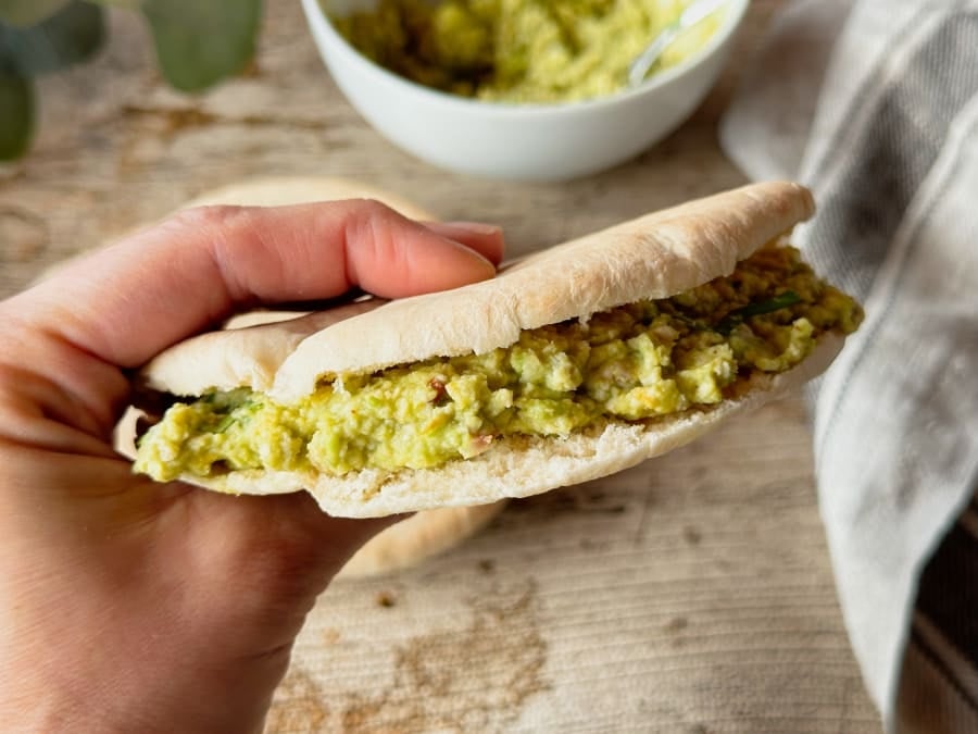 pan-pita-relleno-de-aguacate-y-pollo_version_1710993713
