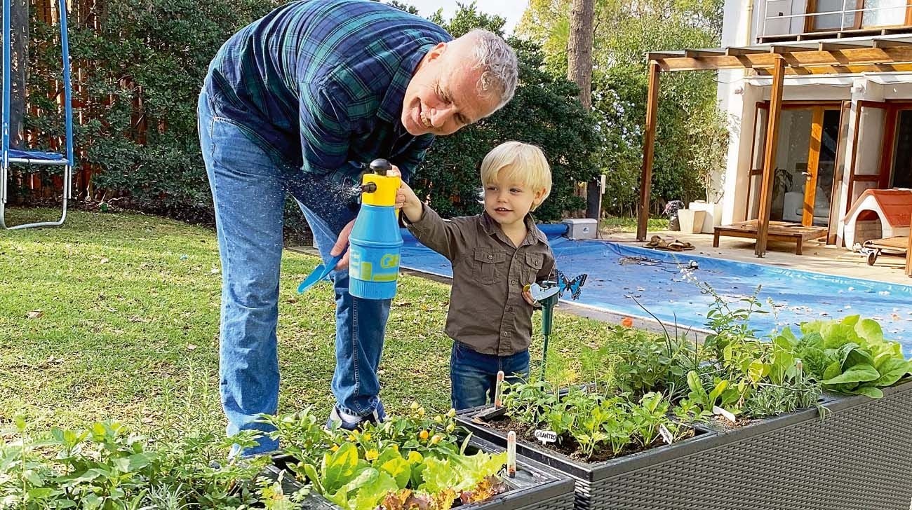 mirko-y-marley-cultivan-verduras-en-su-huerta-982166