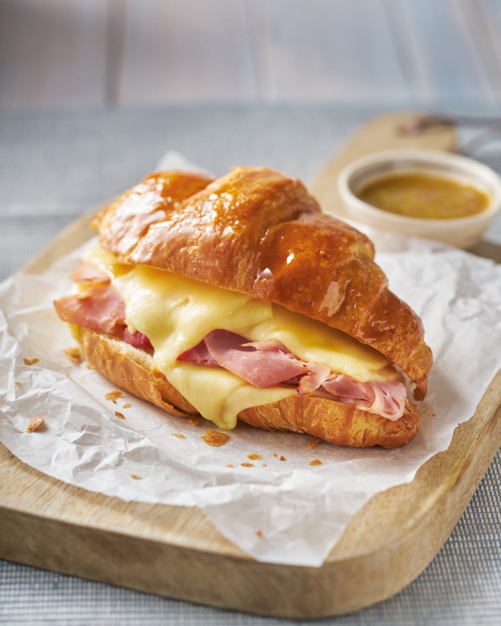 receta-medialuna-jamon-y-queso-scaled