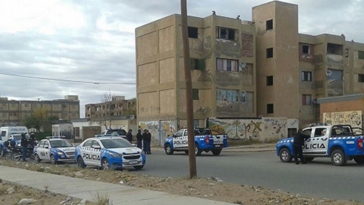 policias en las 450 viviendas